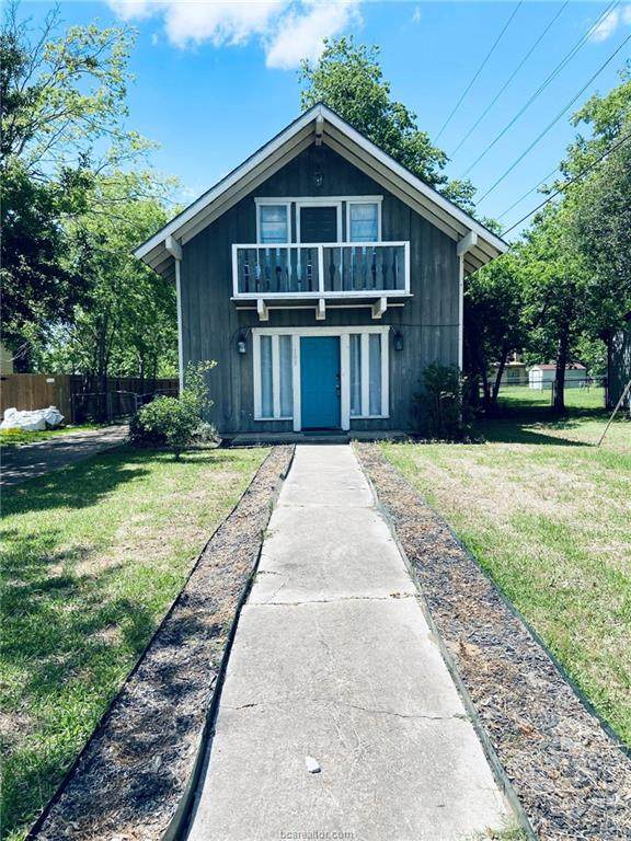 105 Moss Street - Photo 1