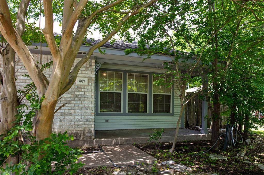 507 Brooks - Photo 1