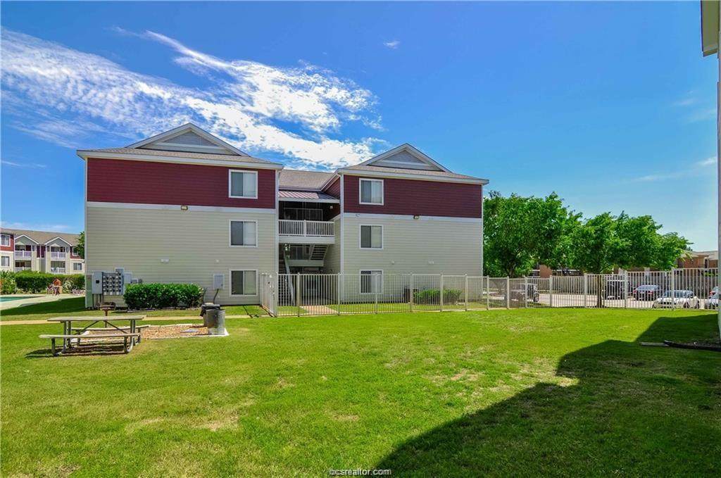 523 Southwest Parkway - Photo 1