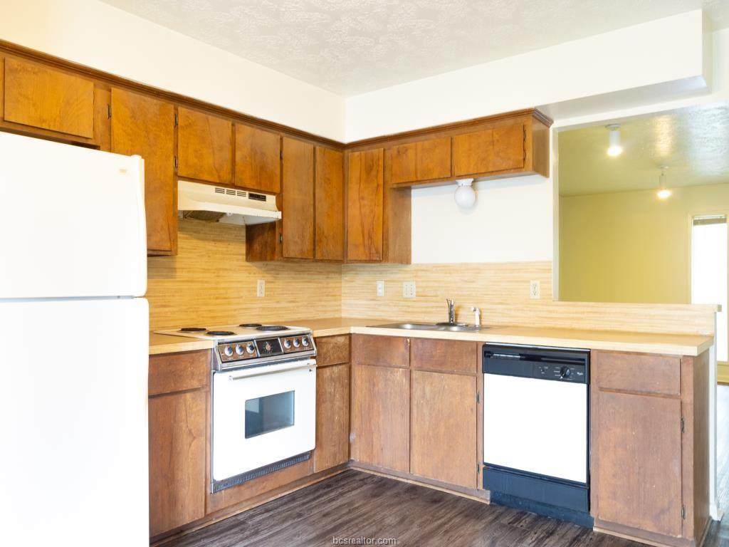 712 Wellesley Court - Photo 1