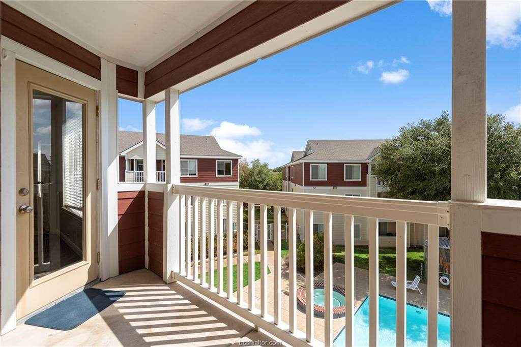 527 Southwest Parkway - Photo 1