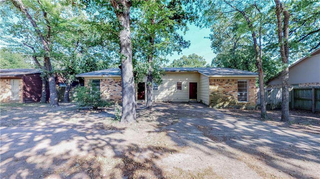 916 Navarro - Photo 1