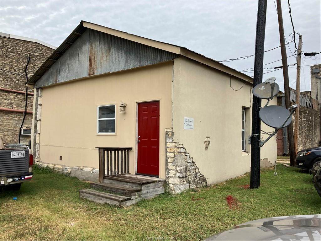 211 W Washington Avenue - Photo 1
