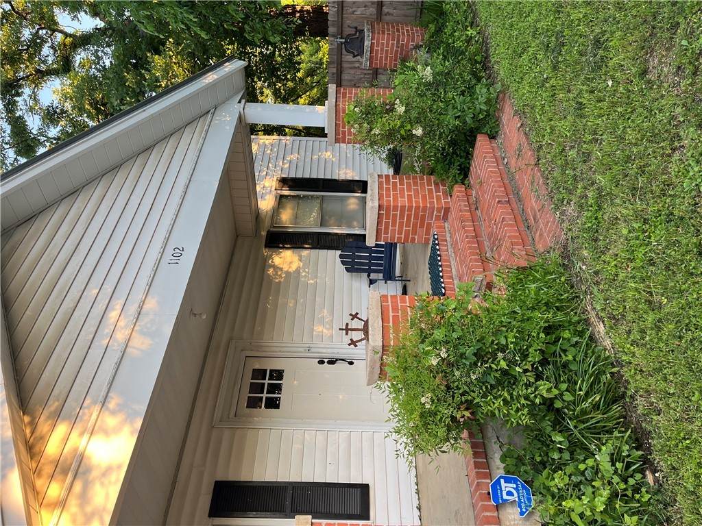 1102 Travis - Photo 1