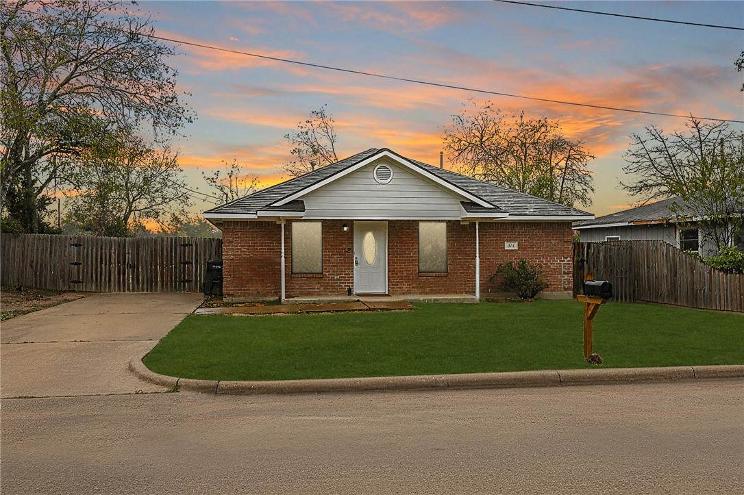 314 Moss Street - Photo 1