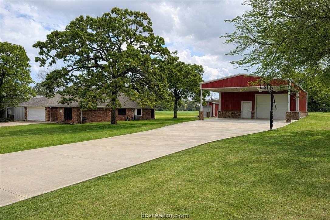 202 Golfview Drive - Photo 1