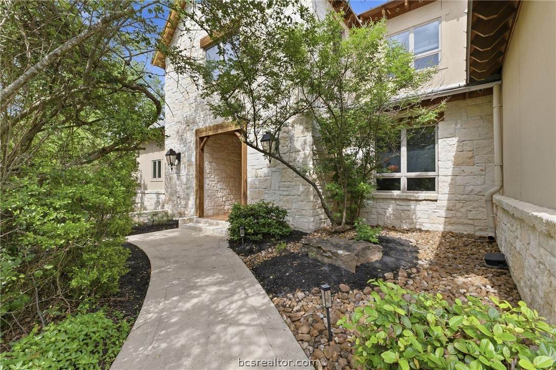 9201 Lake Forest Court - Photo 1