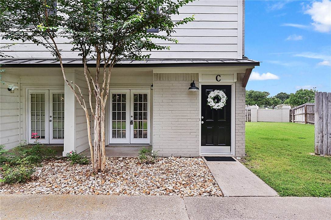1400 Summit Street - Photo 1