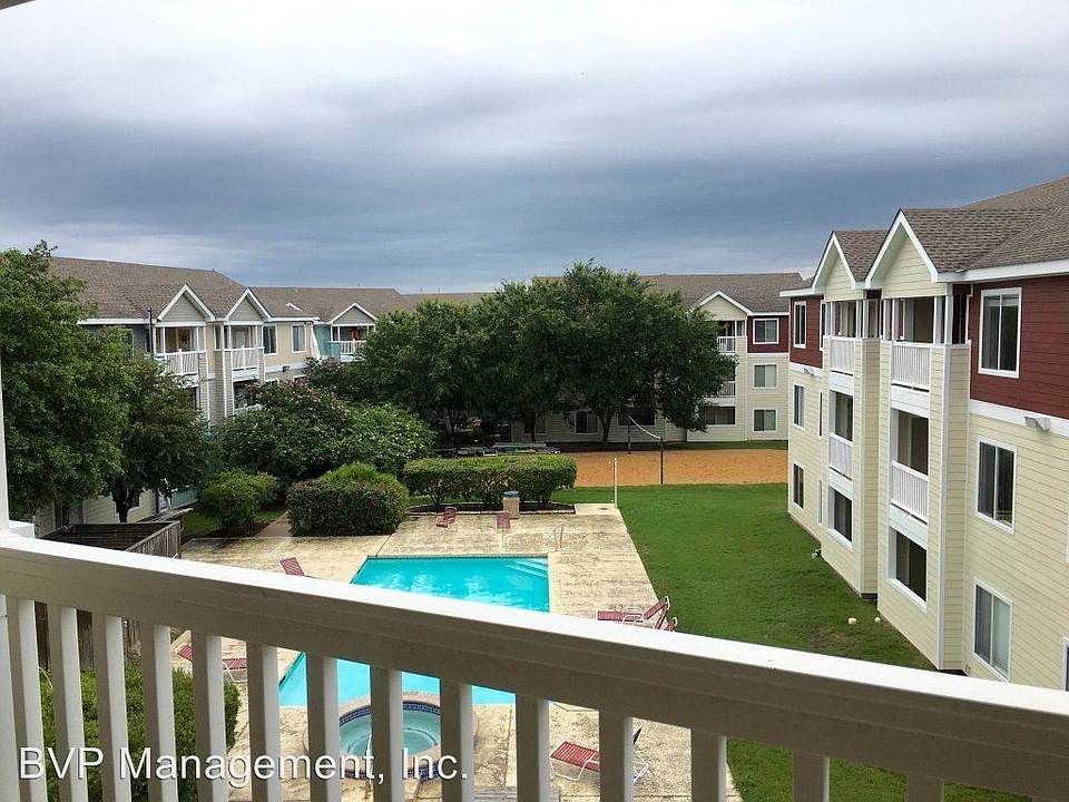 527 Southwest Parkway - Photo 1