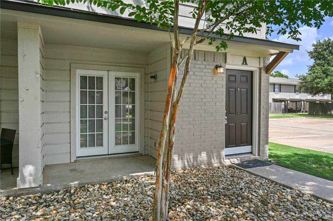 1406 Summit Street - Photo 1
