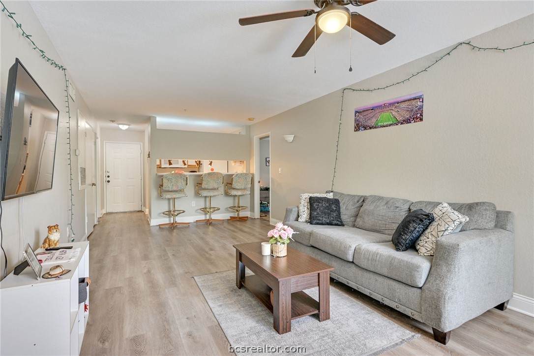 521 Southwest Parkway - Photo 1