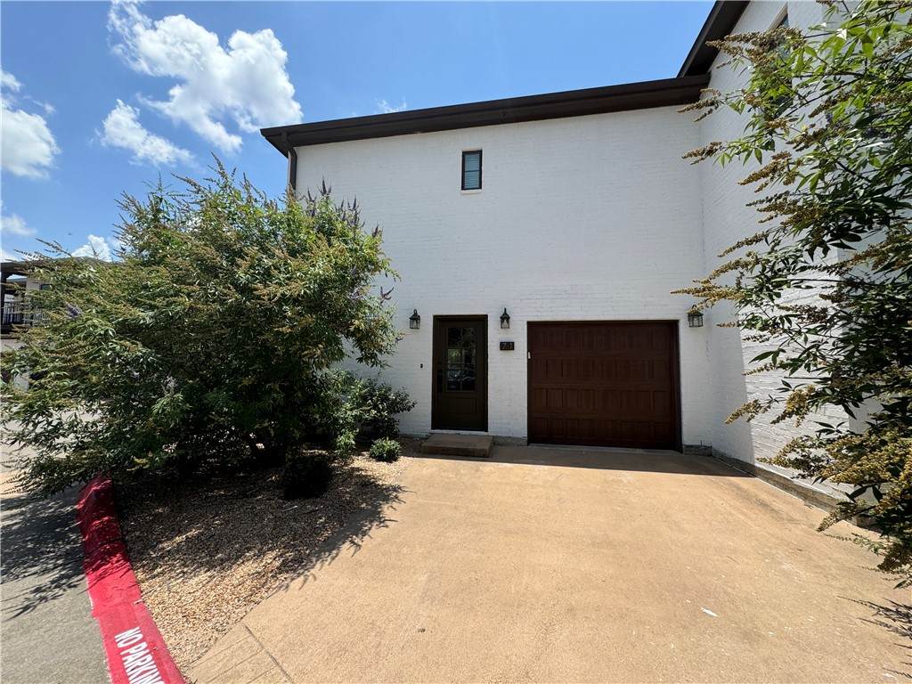 203 Brentwood Drive - Photo 1