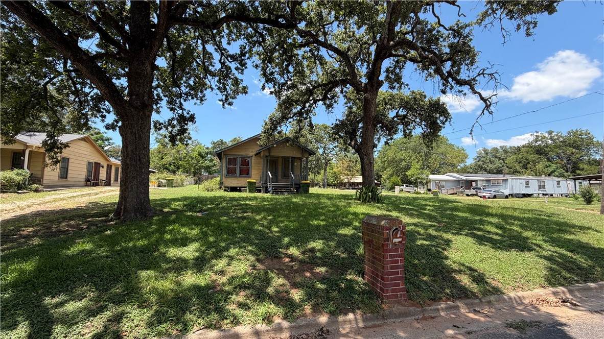 207 Davis Street - Photo 1
