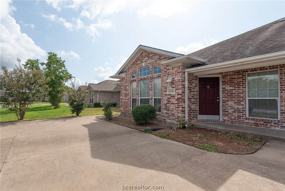 1004 Crepe Myrtle Court - Photo 1