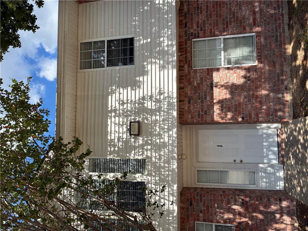 1405 Summit Street - Photo 1
