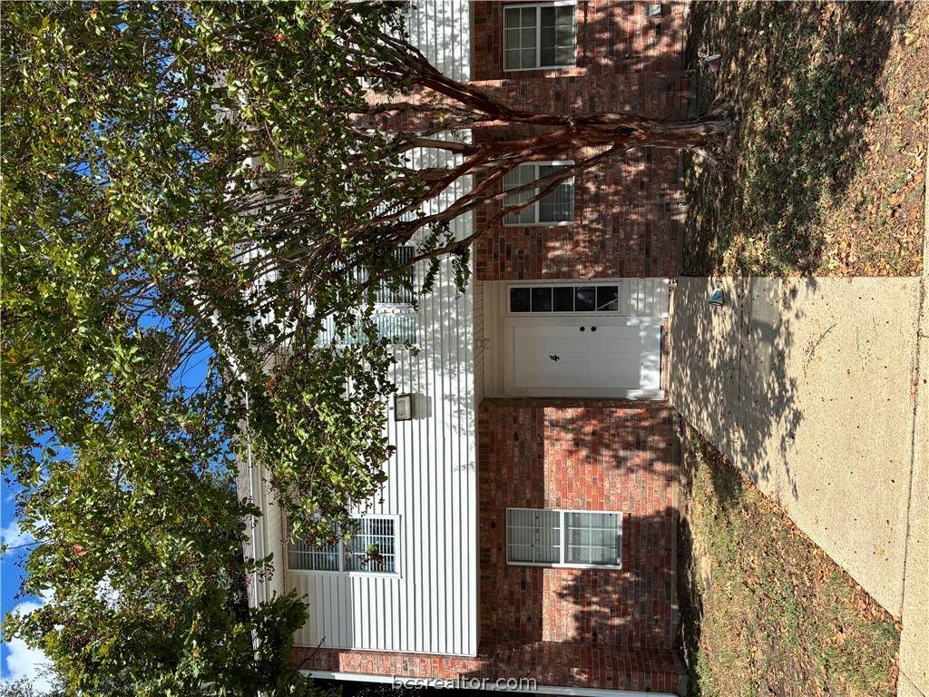 1411 Summit Street - Photo 1