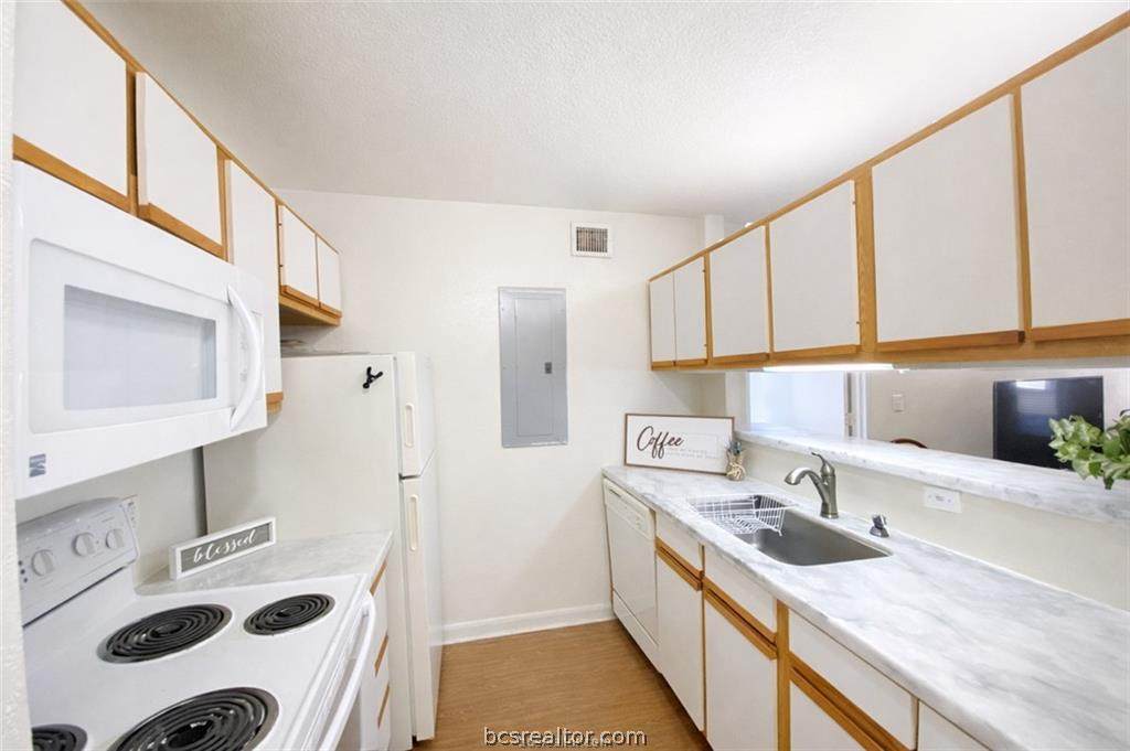 515 Southwest Parkway - Photo 1