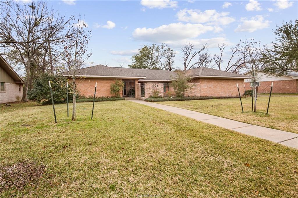 906 Pershing Drive - Photo 1