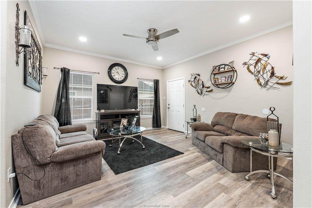 902 New York Street - Photo 1