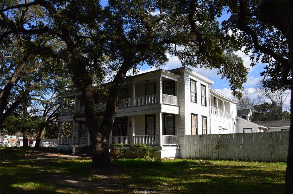 716 Washington - Photo 1