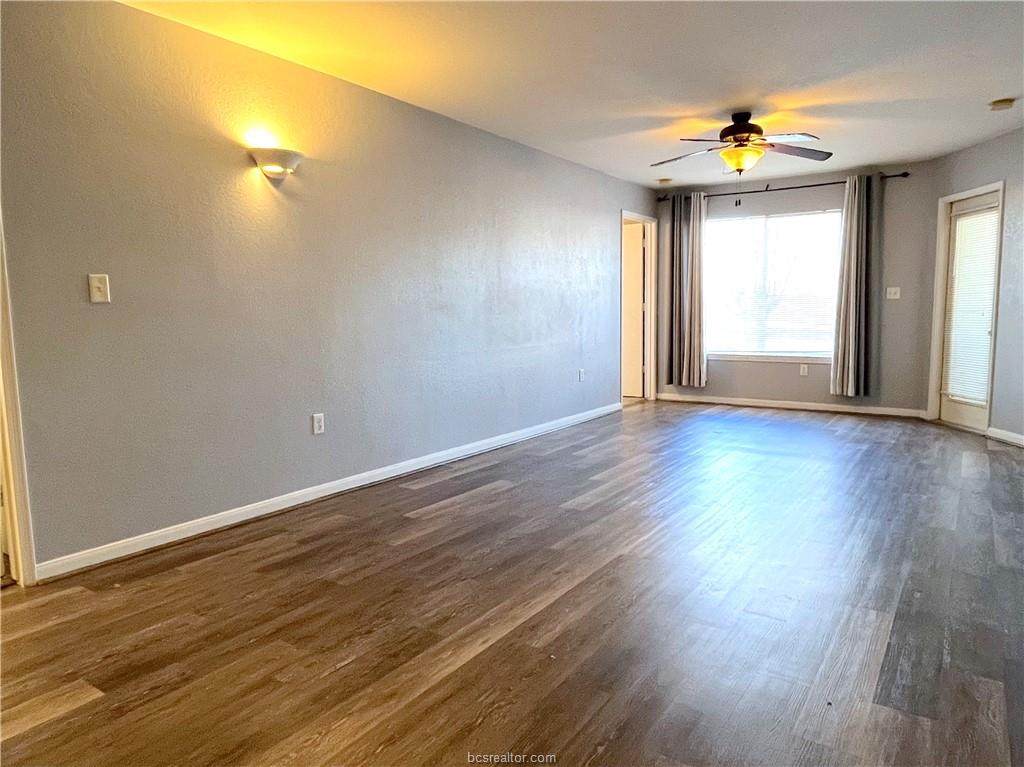 521 Southwest Parkway - Photo 1