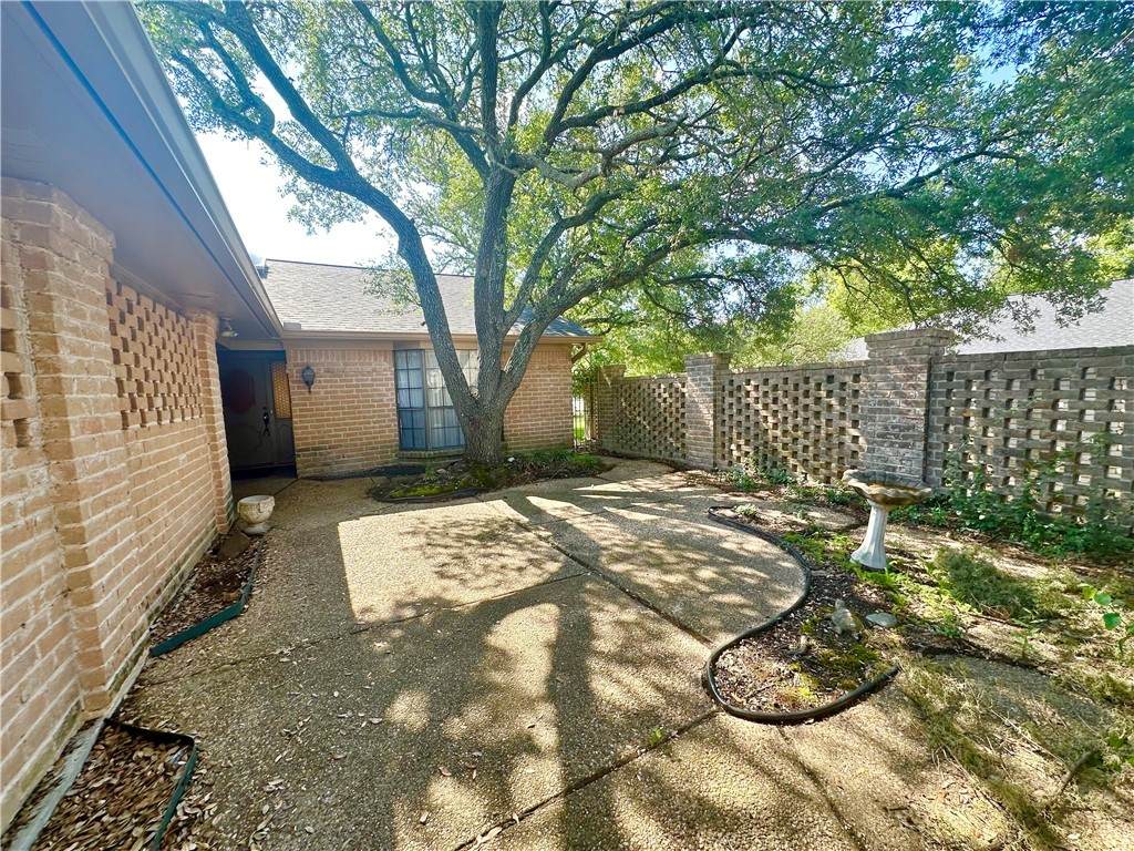 1214 Brook Hollow Court - Photo 1