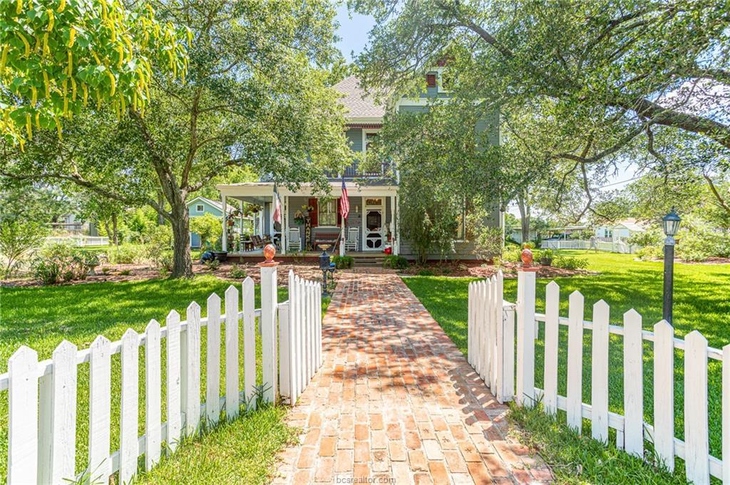 808 Pin Oak Street - Photo 1