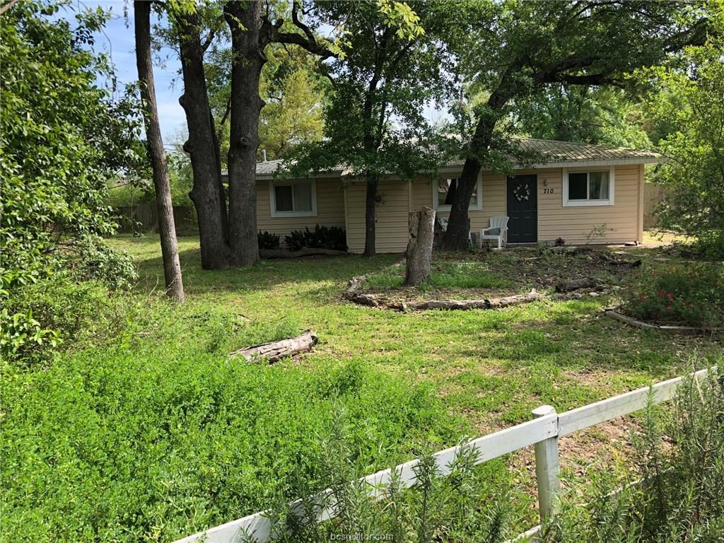 710 Gilchrist - Photo 1