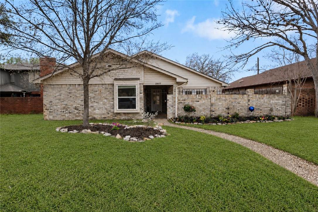 2907 Broadmoor - Photo 1