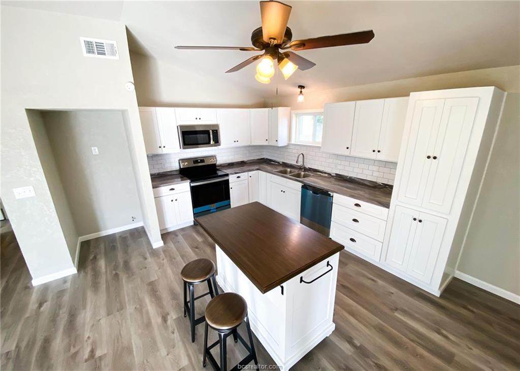 1817 Lakeview Drive - Photo 1