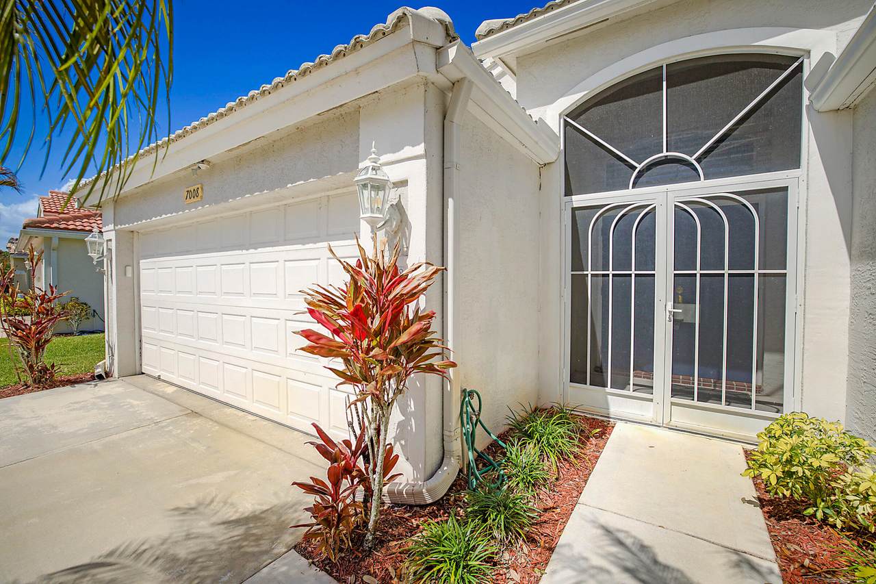 7008 Twin Oaks Circle - Photo 1