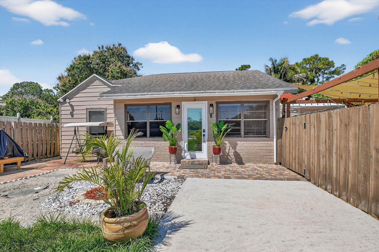 425 Broward Avenue - Photo 1