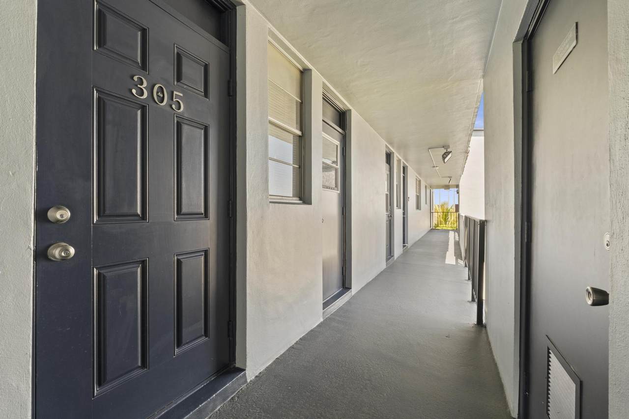 5275 10th Court - Photo 1