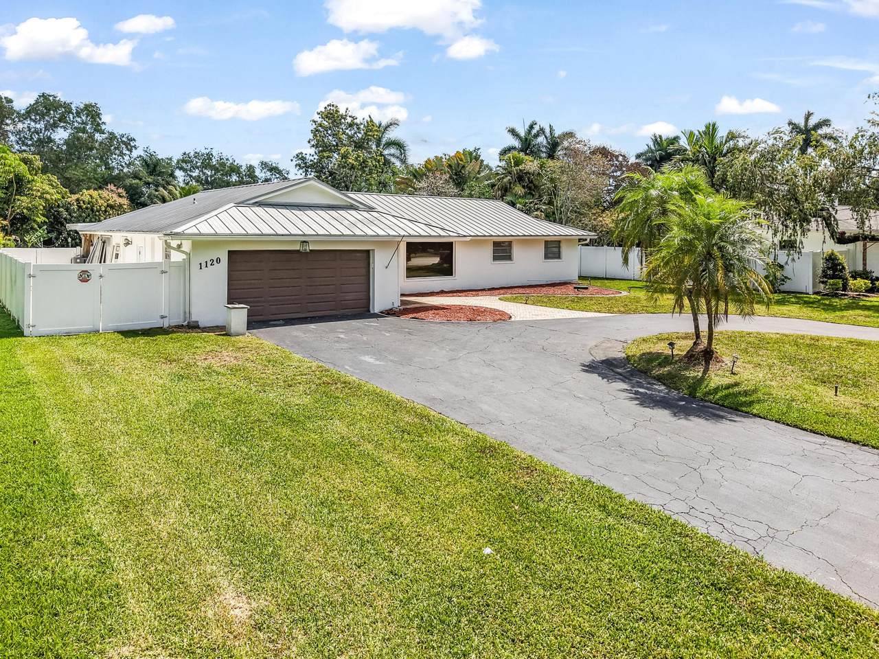 1120 Tropical Way - Photo 1