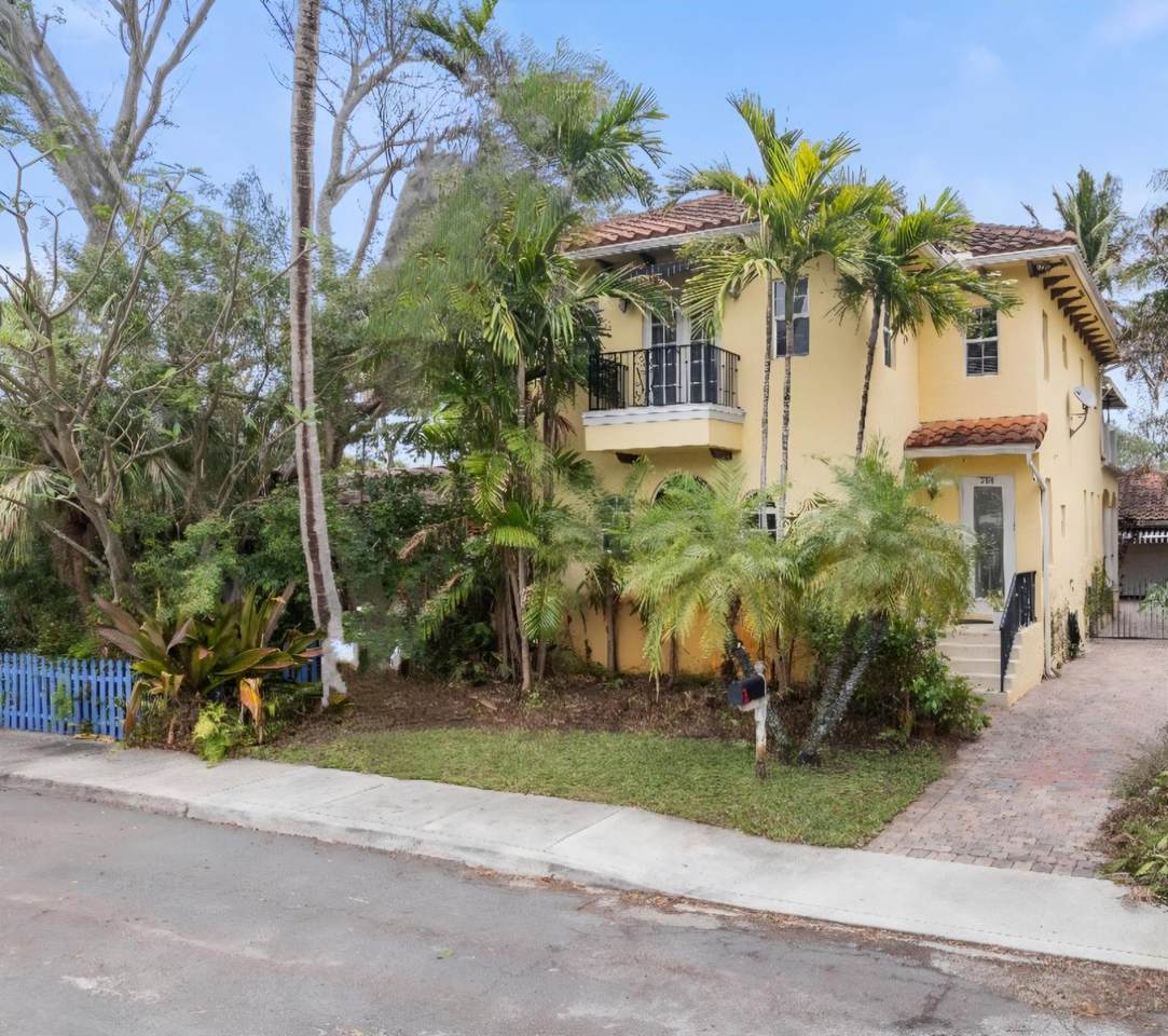 218 Palmway - Photo 1