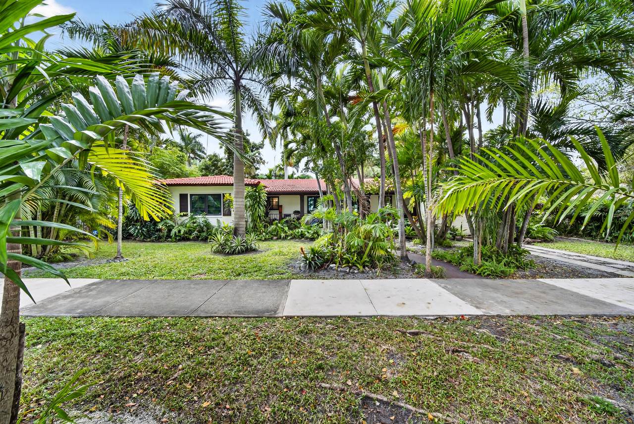 320 San Sebastian Avenue - Photo 1