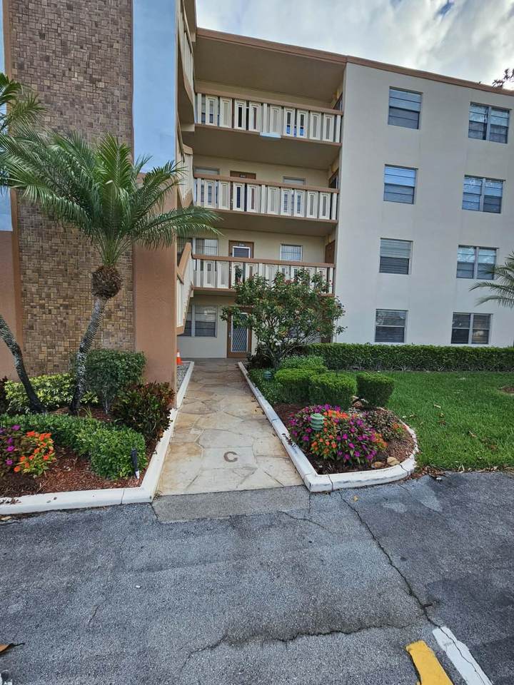 1039 Newcastle C - Photo 1