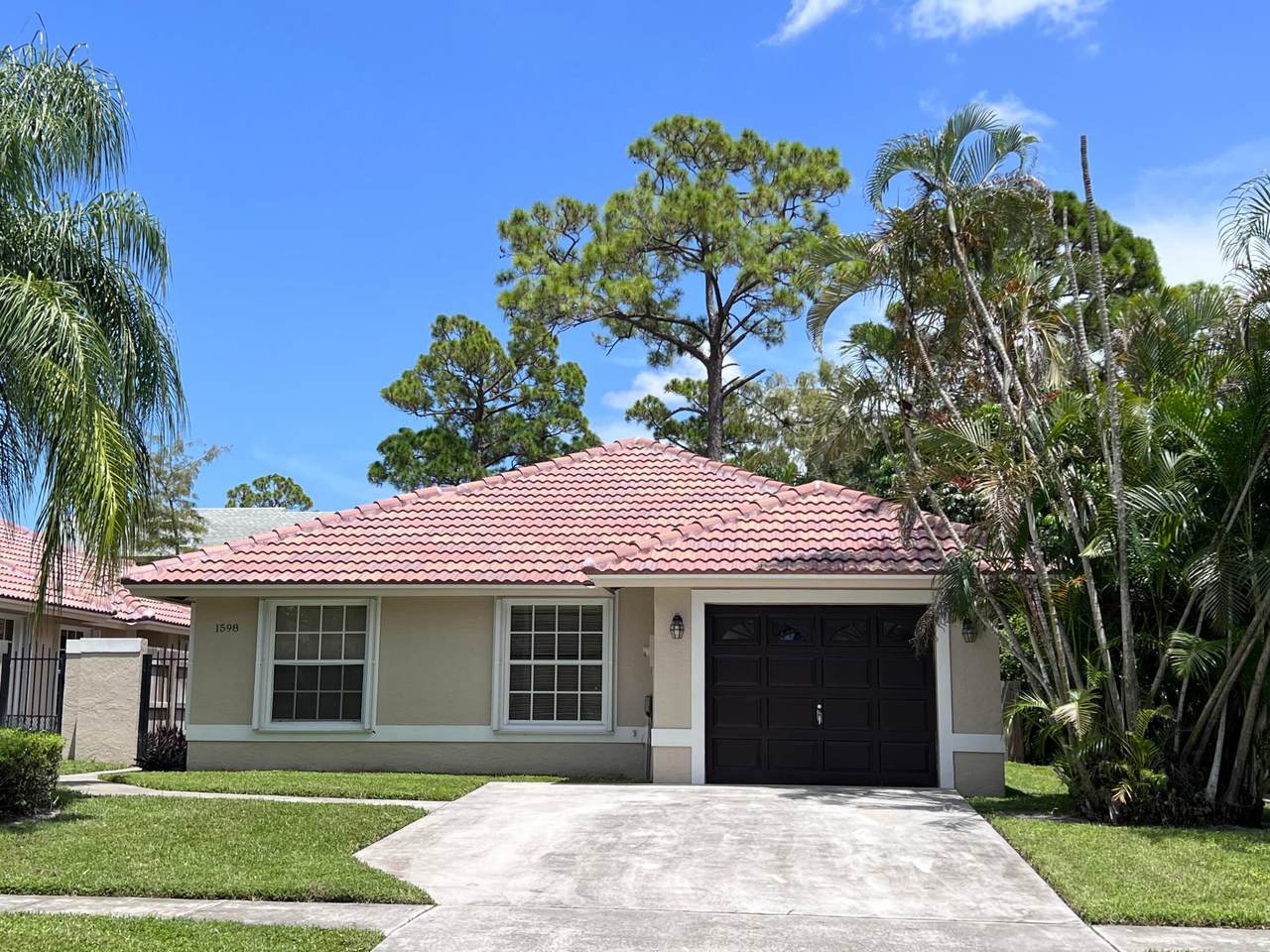 1598 Hawthorne Place - Photo 1