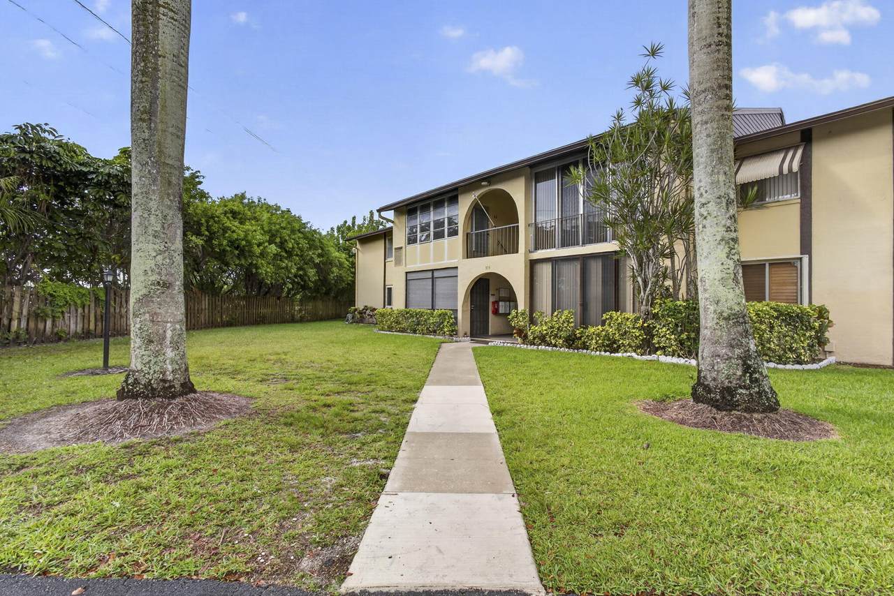 315 Pine Ridge Circle - Photo 1