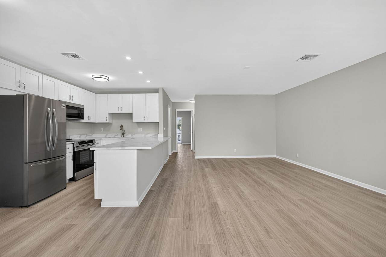 42 Easthampton B - Photo 1