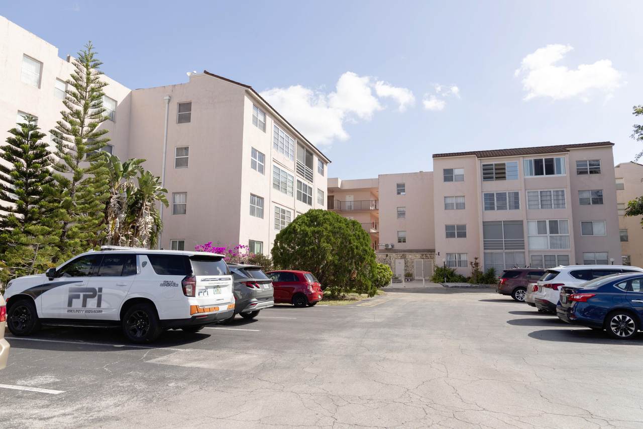 2851 Somerset Drive - Photo 1