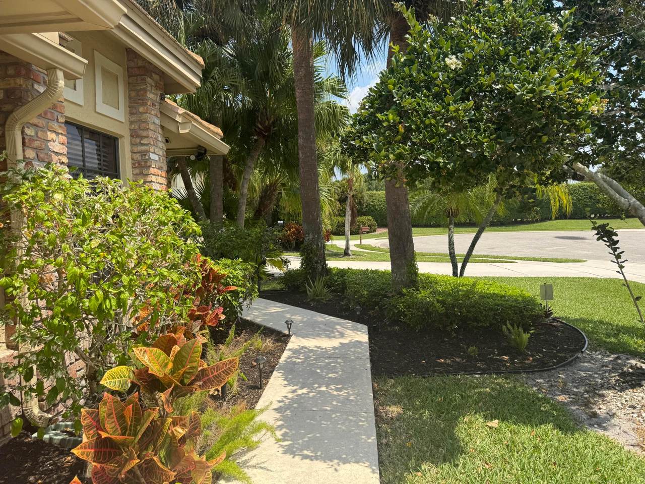 https://bt-photos.global.ssl.fastly.net/beaches/1280_boomver_1_B26023456-2.jpg