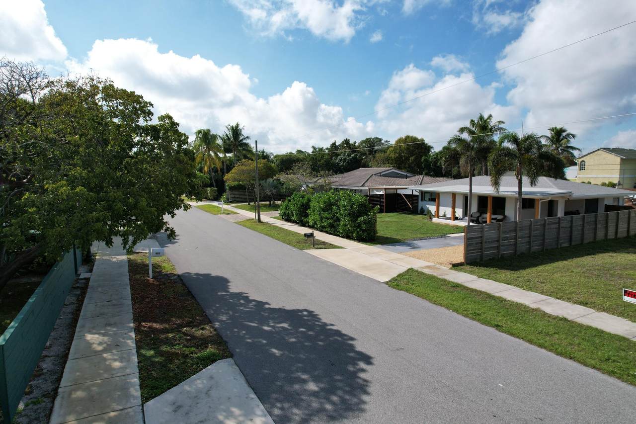 https://bt-photos.global.ssl.fastly.net/beaches/1280_boomver_1_B26023900-2.jpg