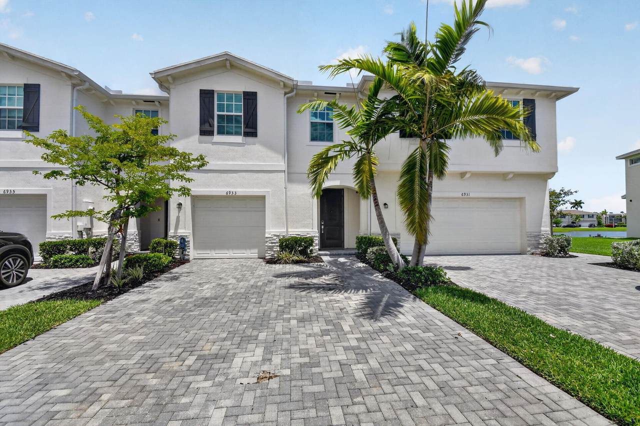 6933 Harbours Edge Avenue - Photo 1