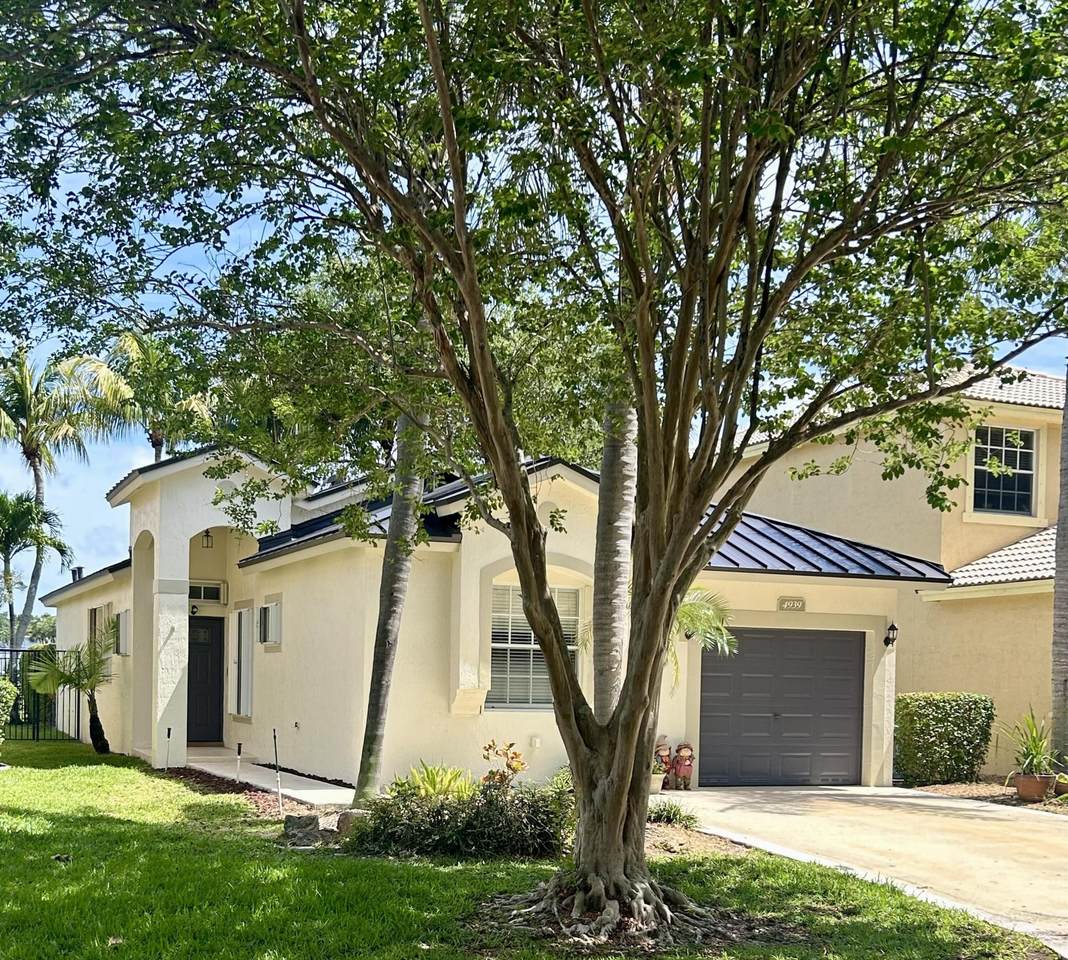 4939 Pelican Street - Photo 1
