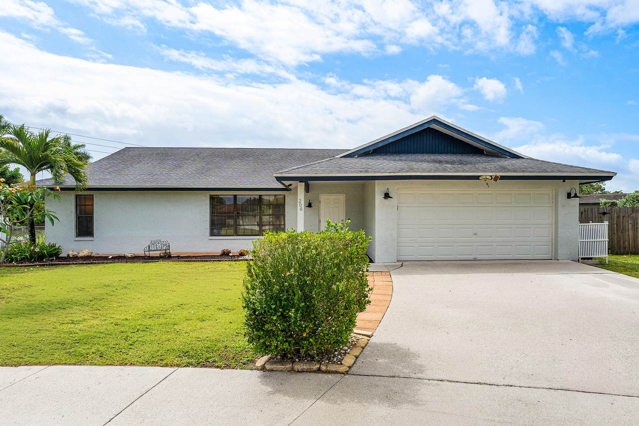 206 Parkwood Drive - Photo 1