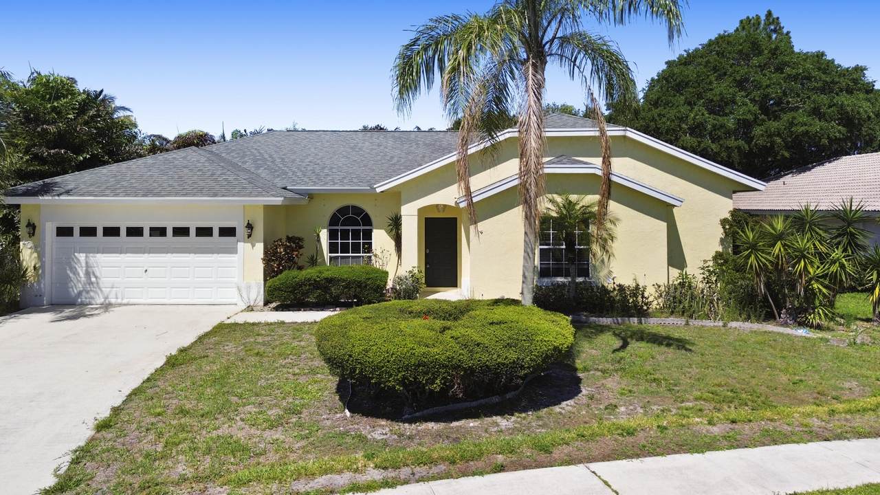 105 Monterey Way - Photo 1