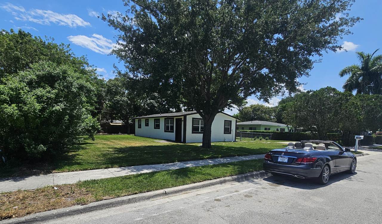 1605 10th Street - Photo 1