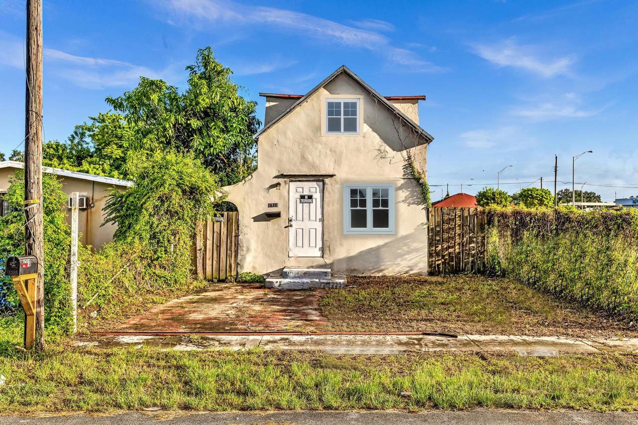 1713 76th Terrace - Photo 1