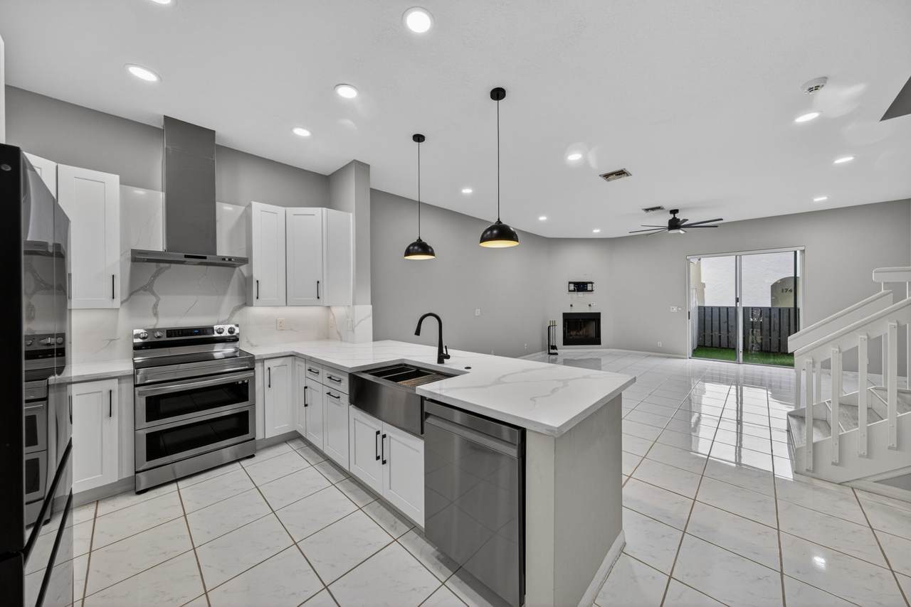 835 17th Way - Photo 1